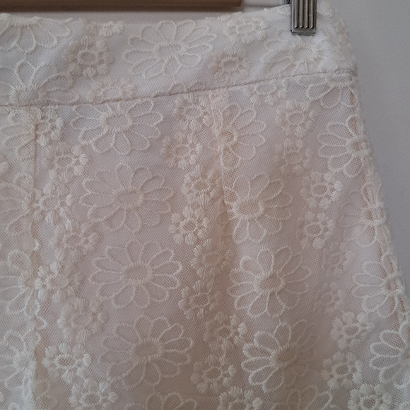 Cream Floral Lace Shorts with Pockets - Picture 5 of 6